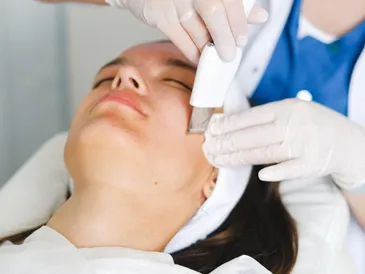  LIMPIEZA HYDRAFACIAL CON APARATOLOGÍA